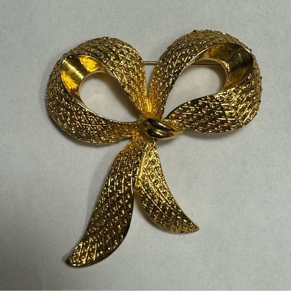 vintage textured gold-tone ribbon bow brooch